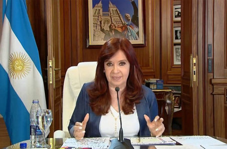 This screen grab obtained from a handout video published by the YouTube channel of Cristina Fernandez de Kirchner shows Argentina’s vice-president Cristina Fernandez de Kirchner speaking after being convicted on corruption charges in Buenos Aires on December 6, 2022. – An Argentine court found vice-president Cristina Kirchner guilty of corruption, sentencing her to six years in jail and banning her from holding public office for life. Kirchner was declared guilty of «fraudulent administration» over irregular public works contracts awarded during her time as president between 2007 and 2015. (Photo by You Tube channel of Cristina Fernandez de Kirchner / AFP) / RESTRICTED TO EDITORIAL USE – MANDATORY CREDIT «AFP PHOTO / YOUTUBE / CRISTINA KIRCHNER» – NO MARKETING NO ADVERTISING CAMPAIGNS – DISTRIBUTED AS A SERVICE TO CLIENTS