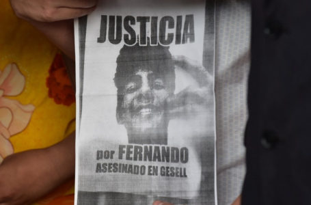 A person holds a poster with a portrait of Argentine Fernando Baez Sosa, a teenager that was beaten to death three years ago in Villa Gesell, Argentina, that reads «Justice for Fernando» during a protest hold by law students to support Fernando’s family during the trial in Asuncion, on January 18, 2023. – Eight Argentine rugby players went on trial on January 2 in Argentina for allegedly beating to death a teenager outside a nightclub three years ago in a crime that shocked the nation. The eight defendants, aged between 21 and 23, face life in prison if convicted. (Photo by NORBERTO DUARTE / AFP)