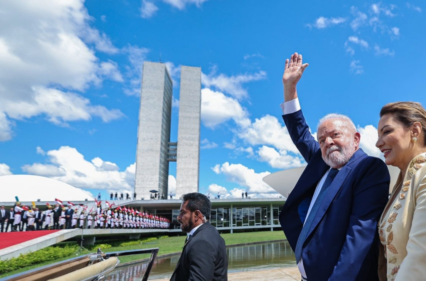  Asume Lula en Brasil, «un gobierno de centro» que levantará banderas de asuntos «vinculados a la izquierda», y «la sensación de que Bolsonaro no tiene condiciones de liderar políticamente» a la oposición, dijo el politólogo Hugo Borsani