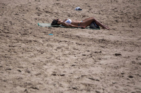 20220901Pablo La Rosa- adhocFOTOS/ URUGUAY/ MONTEVIDEO/ 
Turistas en playas de Punta del Este departamento de Maldonado.
El aumento exponencial de los casos de la variante ómicros de Covid durante el mes de enero  genera alarma en las playas.
En la Foto: Turistas en playas expuestas al sol.  – Foto: Pablo La Rosa/  adhocFOTOS