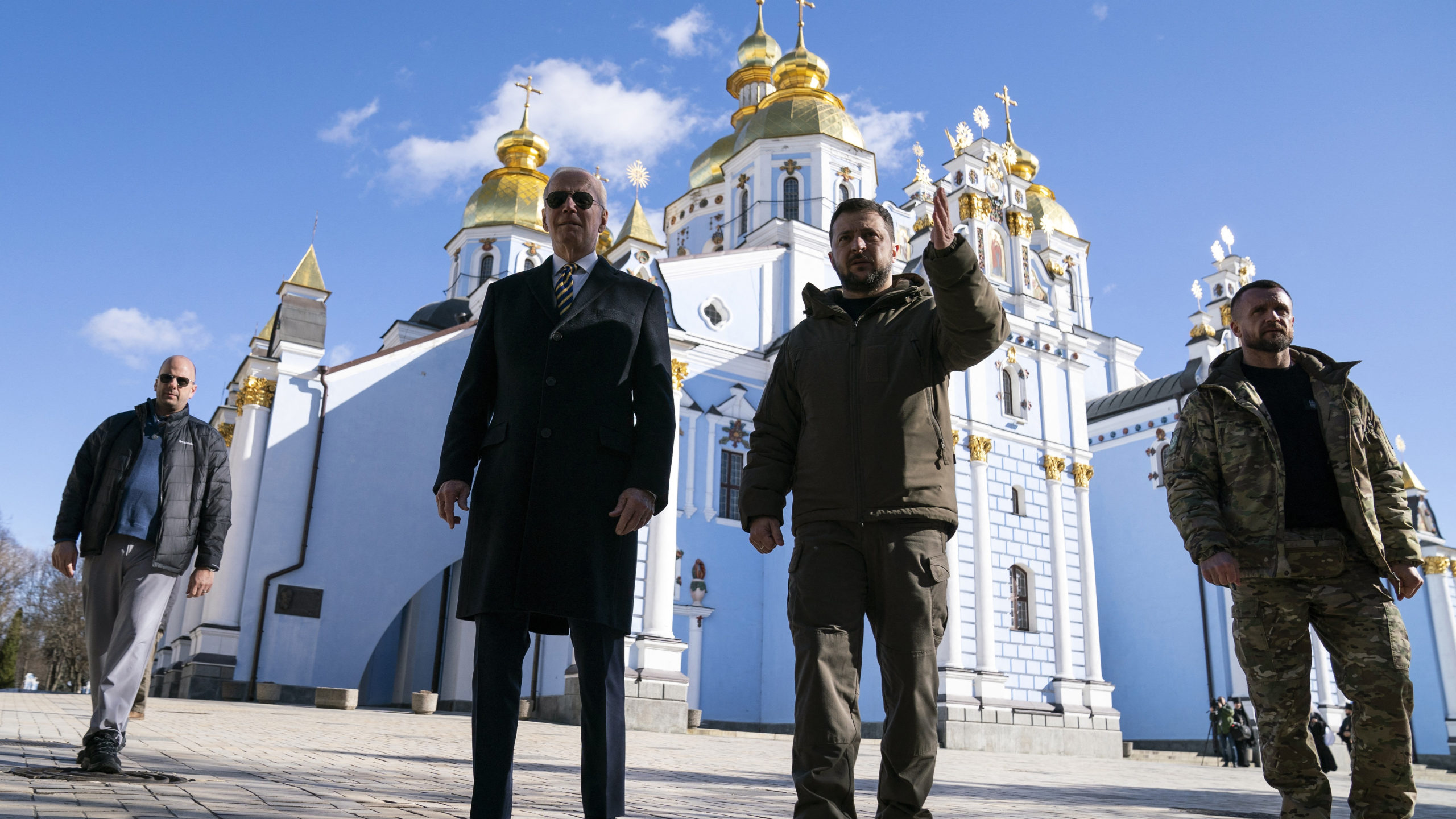 US President Joe Biden (C-L) walks with Ukrainian President Volodymyr Zelensky (C-R) at St. Michael’s Golden-Domed Cathedral during an unannounced visit, in Kyiv on February 20, 2023. – US President Joe Biden promised increased arms deliveries for Ukraine during a surprise visit to Kyiv on February 20, 2023, in which he also vowed Washington’s «unflagging commitment» in defending Ukraine’s territorial integrity. (Photo by Evan Vucci / POOL / AFP)