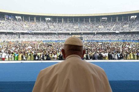 This handout photo taken and released on February 2, 2023 by the Vatican Media shows attendees gathering during Pope Francis’ (front) meeting with young people and catechists at Martyrs’ Stadium in Kinshasa, Democratic Republic of Congo (DRC). – Pope Francis is set to address thousands of youngsters in Democratic Republic of Congo on February 2, 2023 after holding an open-air mass that drew an estimated million faithful, as he pursues a landmark trip to central Africa. (Photo by VATICAN MEDIA / AFP) / RESTRICTED TO EDITORIAL USE – MANDATORY CREDIT «AFP PHOTO / VATICAN MEDIA » – NO MARKETING NO ADVERTISING CAMPAIGNS – DISTRIBUTED AS A SERVICE TO CLIENTS