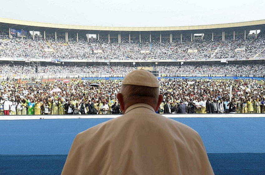  Papa Francisco condenó “el colonialismo económico” en África