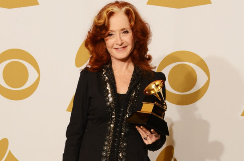  La Música del Día: Bonnie Raitt sorprende al ganar el Grammy a «Mejor canción del año»
