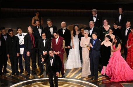 US film producer Jonathan Wang (C) accepts the Oscar for Best Picture for «Everything Everywhere All at Once» onstage during the 95th Annual Academy Awards at the Dolby Theatre in Hollywood, California on March 12, 2023. (Photo by Patrick T. Fallon / AFP)