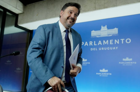 20230228/ Javier Calvelo – adhocFOTOS/ URUGUAY/ MONTEVIDEO/ anexo Palacio Legislativo/ Conferencia de prensa de Adrián Peña tras conocerse que el título que no tiene si corresponde a una carrera que cursó.
En la foto:   Adrián Peña en conferencia de prensa en el anexo del Palacio Legislativo en Montevideo. Foto: Javier Calvelo / adhocFOTOS