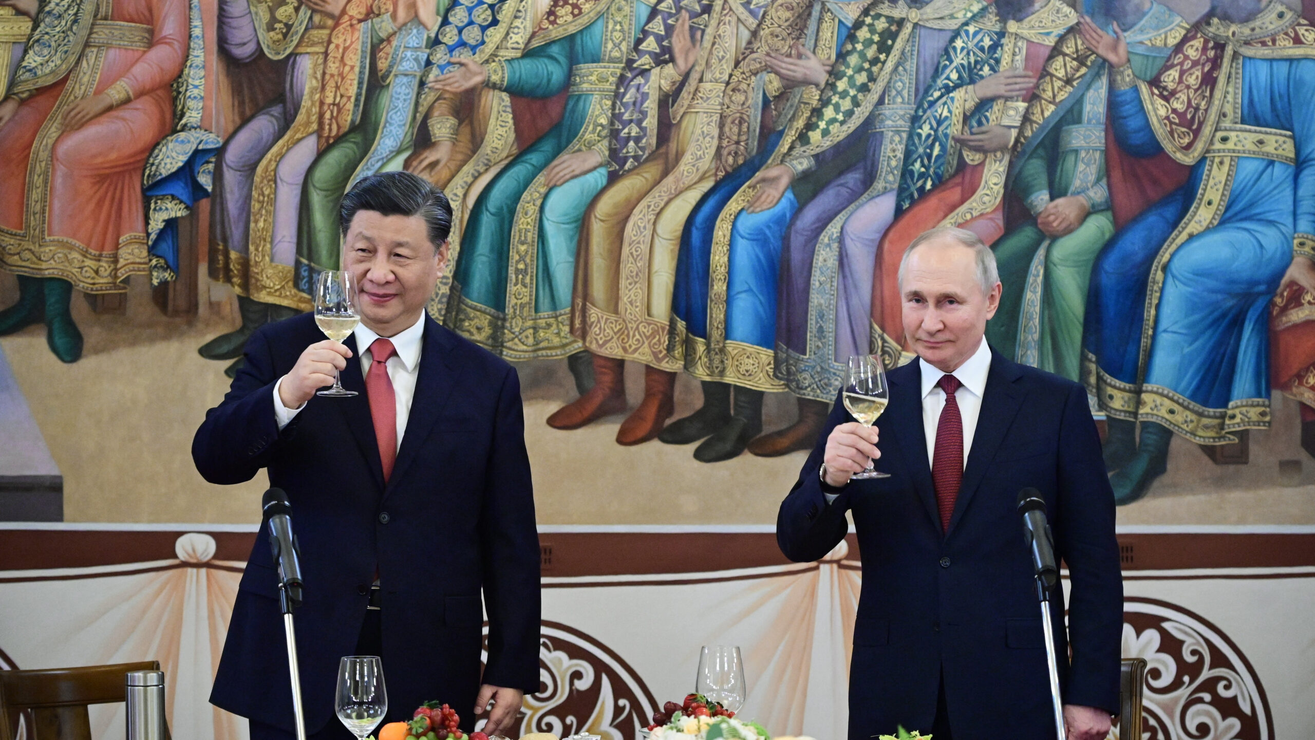 Russian President Vladimir Putin and China’s President Xi Jinping hold glasses during a reception following their talks at the Kremlin in Moscow on March 21, 2023. (Photo by Pavel Byrkin / SPUTNIK / AFP)