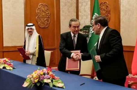(FILES) This handout file photo taken and provided by Nournews agency on March 10, 2023 shows the Secretary of the Supreme National Security Council of Iran Ali Shamkhani (R) shaking hands with the Director of the Office of the Central Foreign Affairs Commission of the Chinese Communist Party (CCP) Wang Yi (C) during a meeting with Saudi Arabia’s National Security adviser and Minister of State Musaad bin Mohammed al-Aiban (L) in Beijing. – President Xi Jinping heads to Russia on Monday hoping to deliver a breakthrough on Ukraine as China seeks to position itself as a peacemaker. (Photo by NOURNEWS AGENCY / AFP) / == RESTRICTED TO EDITORIAL USE – MANDATORY CREDIT «AFP PHOTO / HO / NOURNEWS» – NO MARKETING NO ADVERTISING CAMPAIGNS – DISTRIBUTED AS A SERVICE TO CLIENTS ==
