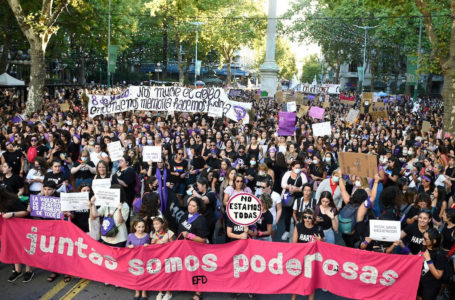 20220308/ Daniel Rodriguez – adhocFOTOS/ URUGUAY/ MONTEVIDEO/ CENTRO/ Marcha por el 8M Dia Internacional de la Mujer en la Avenida 18 de Julio, Montevideo.
En la foto: Marcha por el 8M Dia Internacional de la Mujer en la Avenida 18 de Julio, Montevideo. Foto: Daniel Rodriguez /adhocFOTOS