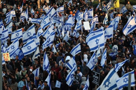 Protesters gather in support of the Israeli government outside Israel’s parliament in Jerusalem amid ongoing demonstrations and calls for a general strike against the hard-right government’s controversial push to overhaul the justice system, on March 27, 2023. (Photo by AHMAD GHARABLI / AFP)