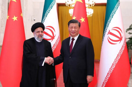 (FILES) This handout file photo taken and provided by the Iranian presidency on February 14, 2023 shows Chinese President Xi Jinping (R) welcoming the Islamic Republic’s President Ebrahim Raisi during his visit in Beijing. – President Xi Jinping heads to Russia on Monday hoping to deliver a breakthrough on Ukraine as China seeks to position itself as a peacemaker. (Photo by Iranian Presidency / AFP) / === RESTRICTED TO EDITORIAL USE – MANDATORY CREDIT «AFP PHOTO / HO / IRANIAN PRESIDENCY» – NO MARKETING NO ADVERTISING CAMPAIGNS – DISTRIBUTED AS A SERVICE TO CLIENTS ===