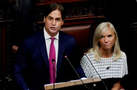 20230302/ Javier Calvelo – adhocFOTOS/ URUGUAY/ MONTEVIDEO/  Palacio Legislativo/ Rendicion de cuentas del Presidente de la Republica al Parlamento.. El presidente de la Repúbica, Luis Lacalle Pou, concurrio a la Asamblea Genaral del Poder Legislativo a brindar un discurso de lo hecho en el ultimo año y las medidas a tomar para el 2023.
En la foto:  Luis Lacalle Pou y Beatriz Argimón durante el discurso del presidente a la Asamblea General en Cámara de Diputados en el Palacio Legislativo en Montevideo. Foto: Javier Calvelo / adhocFOTOS