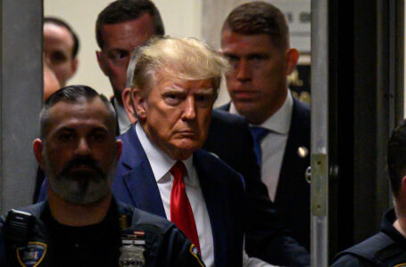 Former US President Donald Trump makes his way inside the Manhattan Criminal Courthouse in New York on April 4, 2023. – Donald Trump will make an unprecedented appearance before a New York judge on April 4, 2023 to answer criminal charges that threaten to throw the 2024 White House race into turmoil. (Photo by Ed JONES / AFP)