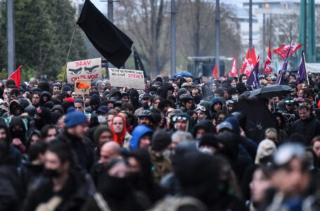Protesters gather, including some holding a black flag and placards reading « BRAV we see you » (L) and « Everybody knows who killed Steve ! » during a demonstration in support to victims of police brutality, after events in Sainte-Soline and in pension protests, in Nantes, western France, on March 30, 2023. – French police have been strongly criticized by rights groups for heavy-handed reaction to anti-government protests over the past month. (Photo by Sebastien SALOM-GOMIS / AFP)