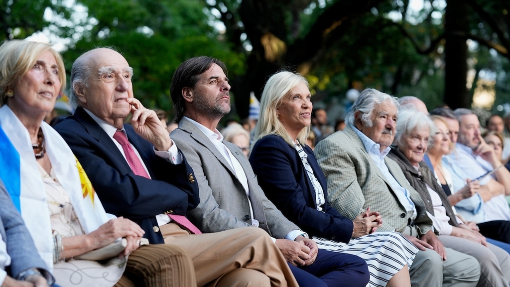 El 15 de agosto vuelve el fútbol en Uruguay, pero sin público - Diario Hoy  En la noticia