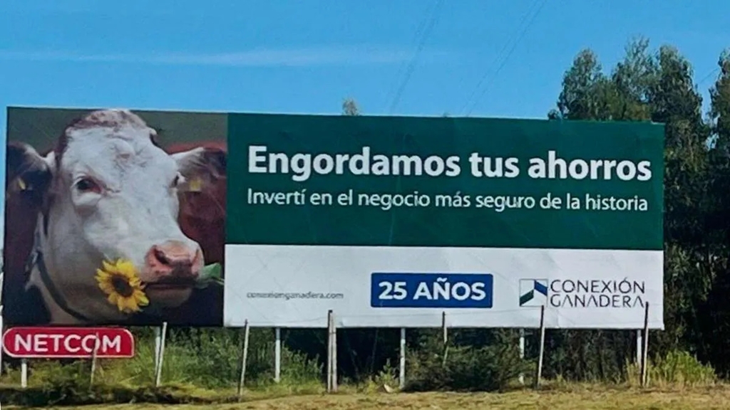 Cartel de Conexión Ganadera en ruta.