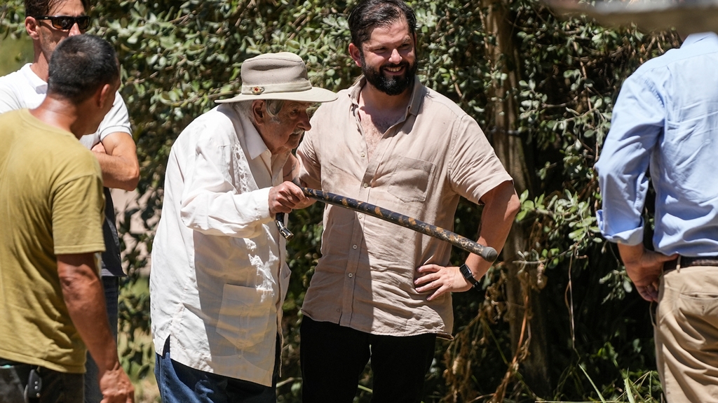 Gabriel Boric visita a José Mujica en su chacra de Rincon del Cerro, Montevideo.