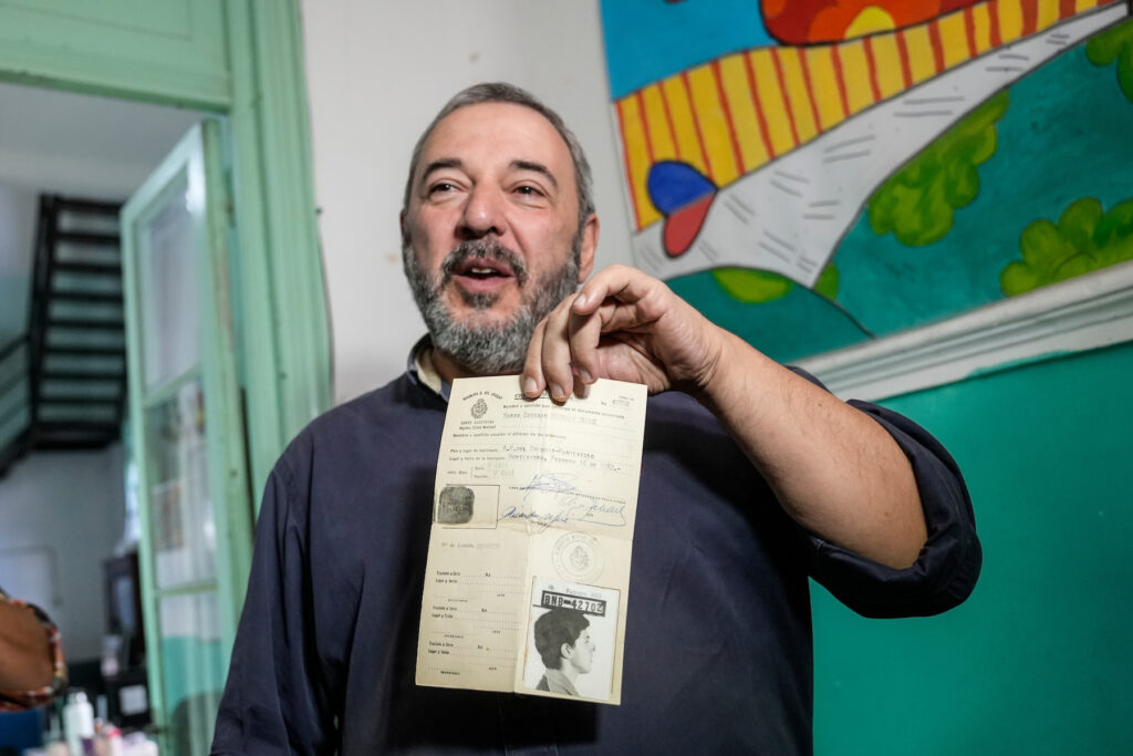Mario Bergara votando en su circuito en la escuela 53 del Cerrito de la Victoria en Montevideo. Foto: Daniel Rodriguez /adhocFOTOS