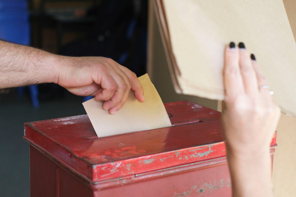Votación en el colegio La Mennais, en Montevideo. Foto: Pablo Vignali / adhocFOTOS
