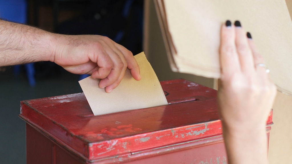 Persona votando