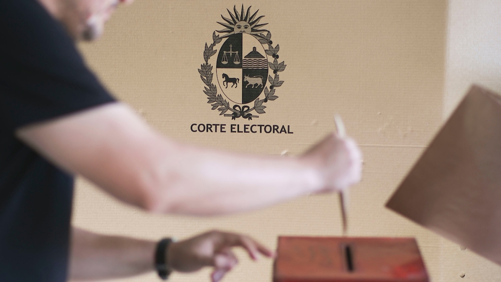 En la foto: Votación en el colegio La Mennais, en Montevideo. Foto: Pablo Vignali / adhocFOTOS