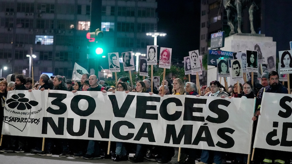 30ª Marcha del Silencio por la avenida 18 de Julio en Montevideo. Foto: Javier Calvelo / adhocFOTOS