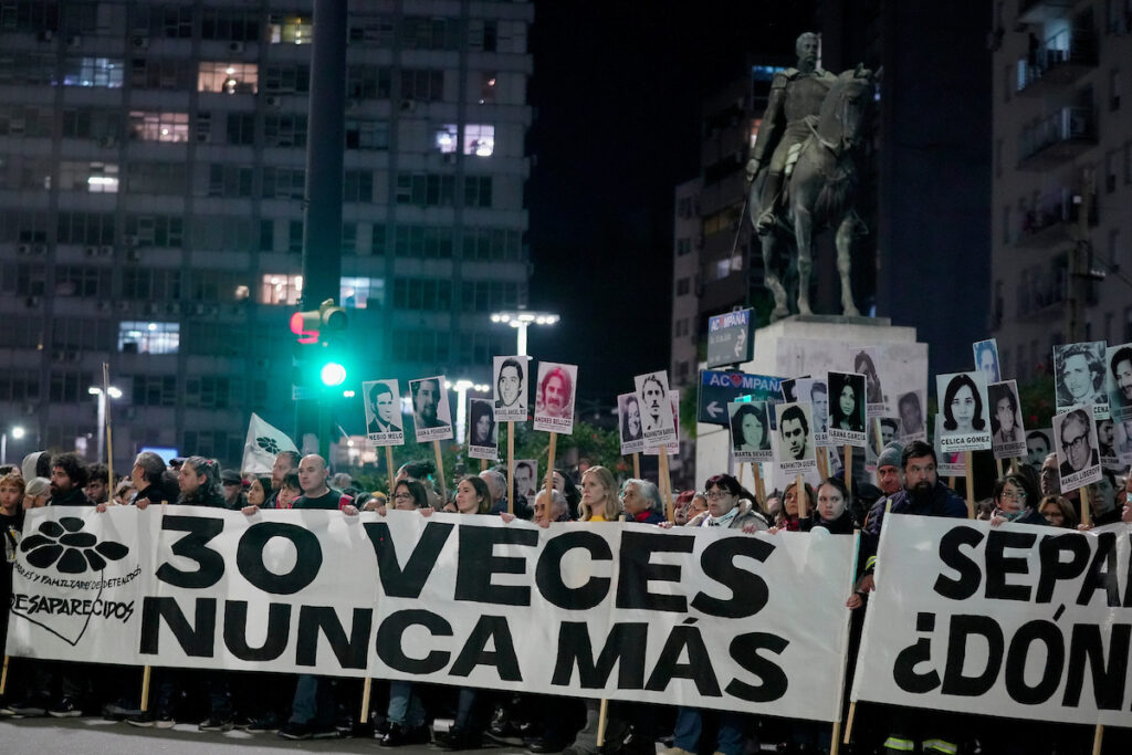 30ª Marcha del Silencio por la avenida 18 de Julio en Montevideo. Foto: Javier Calvelo / adhocFOTOS