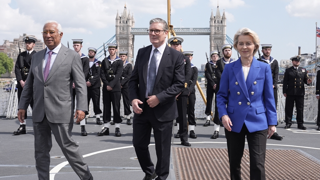 Reino Unido y la Unión Europea alcanzan un acuerdo sobre pesca, comercio y defensa. El presidente del Consejo Europeo, Antonio Costa (izq.), el primer ministro británico, Keir Starmer (centro), y la presidenta de la Comisión Europea, Ursula von der Leyen. / Foto: AFP.