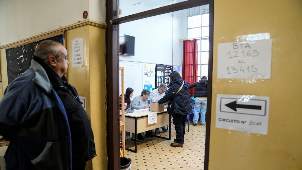 Durante la votación en un circuito de votacion en la escuela 149 del Cerro en Montevideo. Foto: Daniel Rodriguez /adhocFOTOS