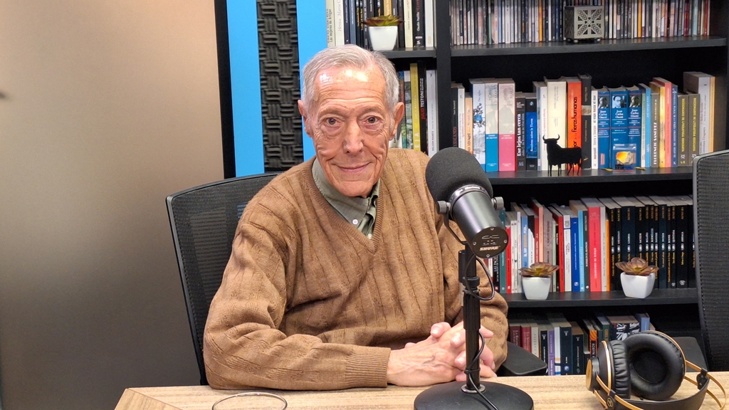 El profesor Enrique Méndez Vives, autor de “Vida Cotidiana: Uruguay hace 200 años”, en el estudio de En Perspectiva.