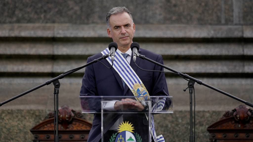 Yamandú Orsi durante la ceremonia del traspaso del mando en la Plaza Independencia de Montevideo. Foto: Javier Calvelo / adhocFOTOS