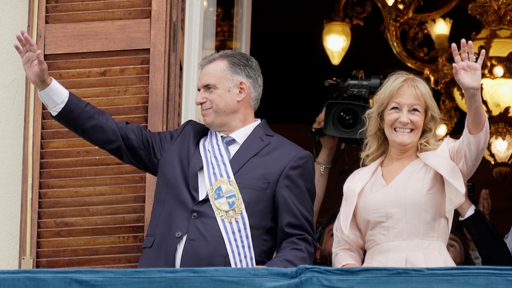 Yamandú Orsi y Carolina Cosse durante la ceremonia del traspaso del mando presidencial en el balcón del Palacio Estévez (antigua casa de gobierno) en la Plaza Independencia de Montevideo. Foto: Javier Calvelo / adhocFOTOS
