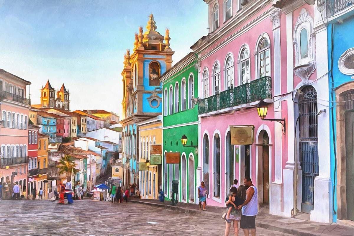 calle con casas antiguas coloridas, una familia caminando y muchas personas haciendo turismo
