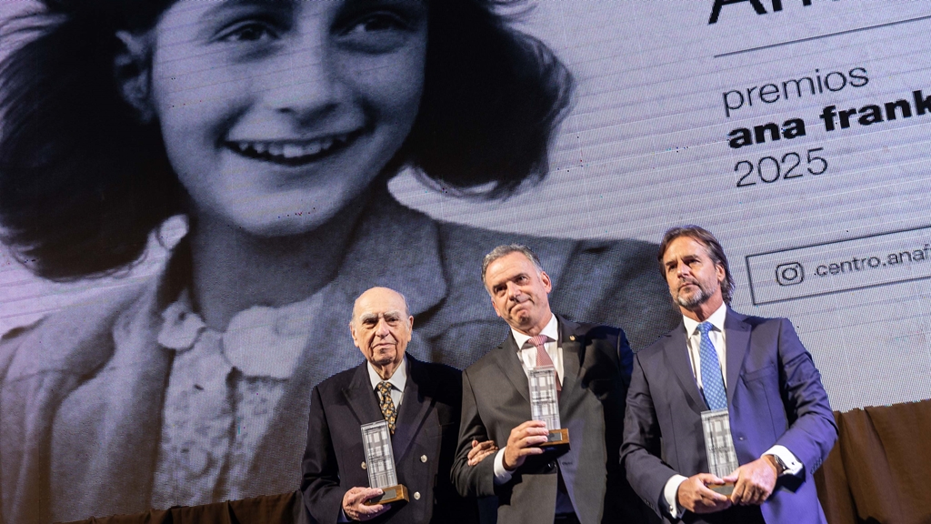 El presidente Yamandú Orsi y los ex mandatarios Luis Lacalle Pou y Julio María Sanguinetti recibieron anoche en Buenos Aires el Premio Ana Frank al “compromiso democrático, el respeto institucional y la construcción de una convivencia pacífica”. / Foto: Presidencia.