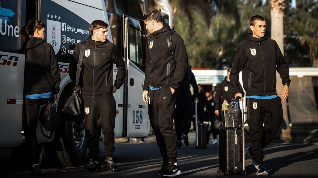 Selección uruguaya en camino para enfrentarse a Paraguay por las Eliminatorias del Mundial 2026