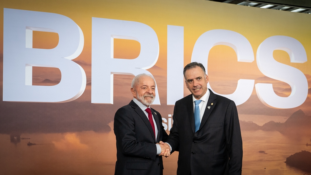 Luiz Inácio Lula da Silva y Yamandú Orsi en la 17° Cumbre de los países BRICS. Foto: Presidencia.