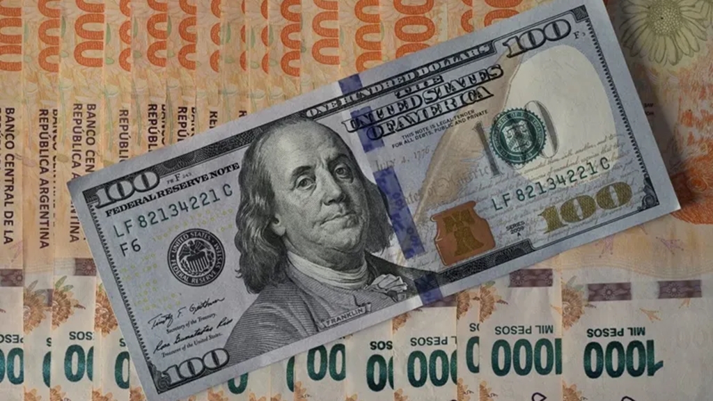 Pesos argentinos y dólares. Foto: AFP