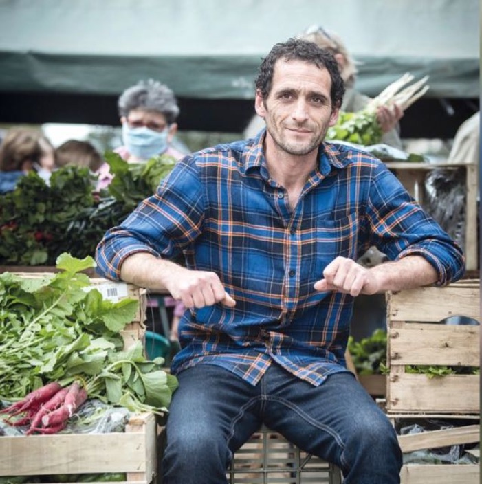 El productor Paul Bennett, quien es integrante del equipo Ecomercado, de la Bio Chácara Ecológica y de La Chacra.