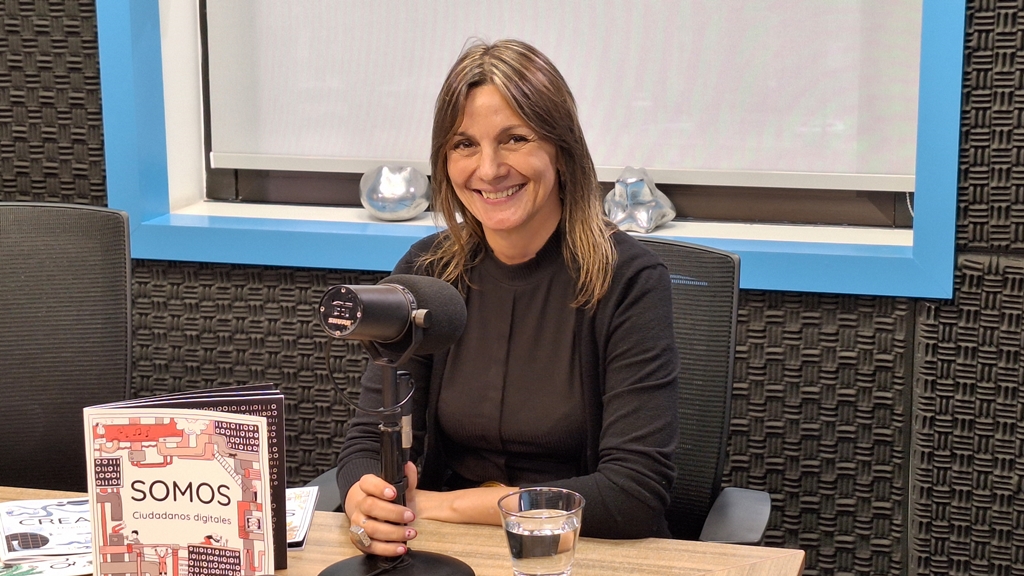 Virginia Mórtola. Psicoanalista, tallerista, docente, mamá, escritora, columnista y otras ocurrencias. Además, es máster en Libros y Literatura Infantil y Juvenil por la Universidad Autónoma de Barcelona y docente de Literatura Infantil en la Universidad Católica.