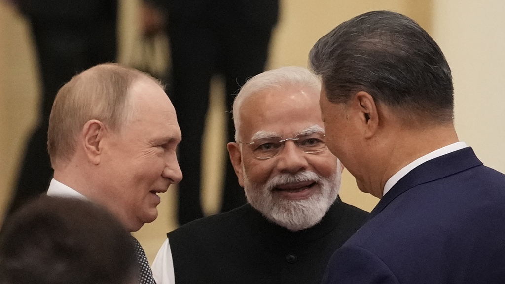 El primer ministro indio, Narendra Modi, conversa con el presidente ruso, Vladimir Putin, y el presidente chino, Xi Jinping, antes de la Cumbre de la Organización de Cooperación de Shanghái (OCS) de 2025. Foto: AFP