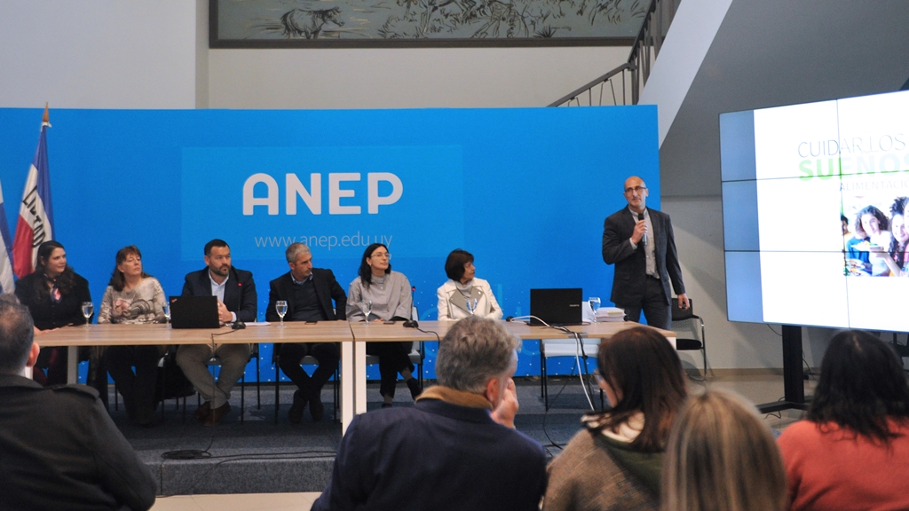 La Administración Nacional de Educación Pública anunció la construcción de 56 comedores en centros de educación media de todo el país. Foto: Presidencia