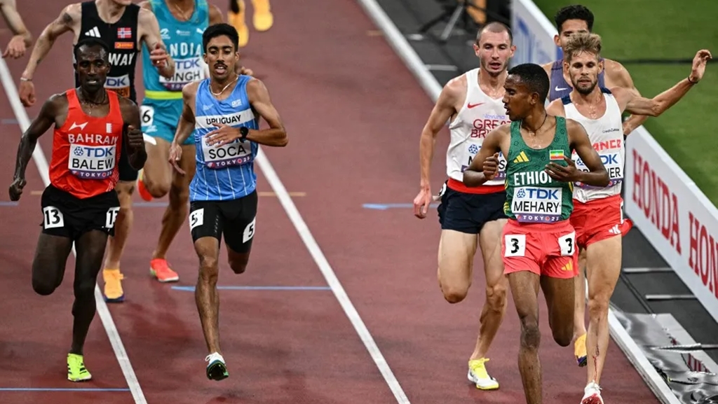 El uruguayo Valentín Soca clasificó a la final en 5.000 metros del Mundial de Atletismo en Tokio. Con Sebastián Moreira (Por Decir Algo)