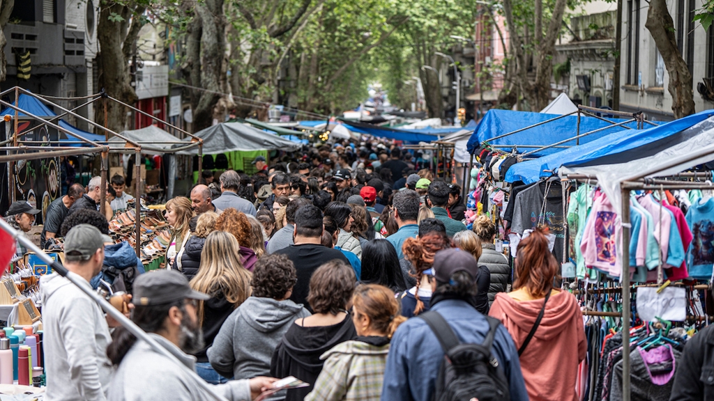 Feria Tristan Narvaja en Montevideo. Foto: Mauricio Zina / adhocFOTOS