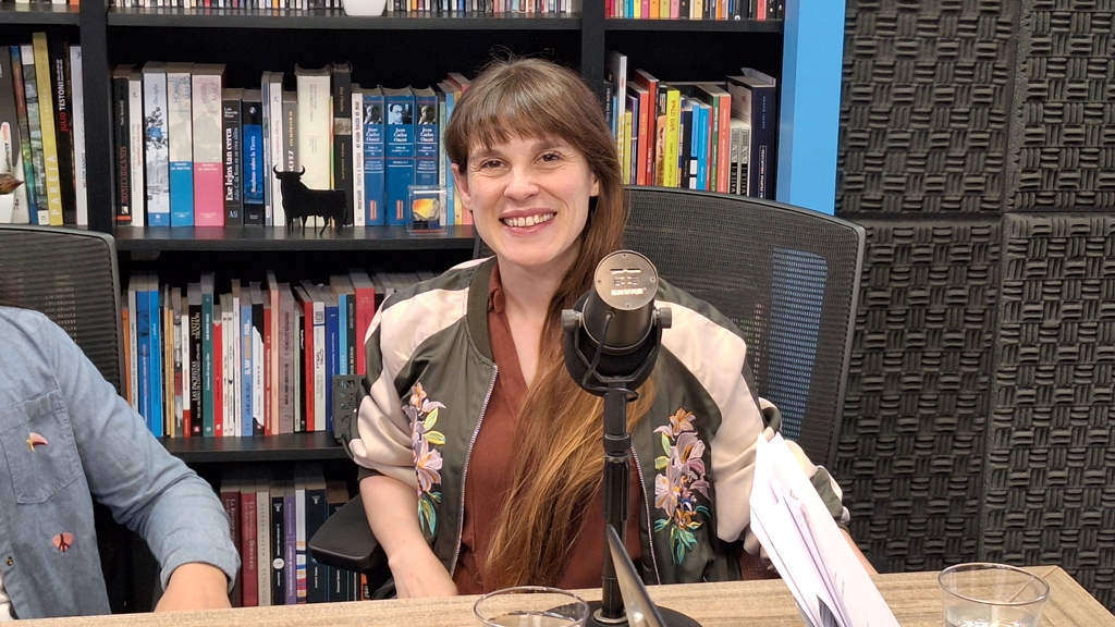 Eliana Recchia. Directora del documental, directora del teatro del MACA, y conductora aquí en Radiomundo de Maca al Aire.