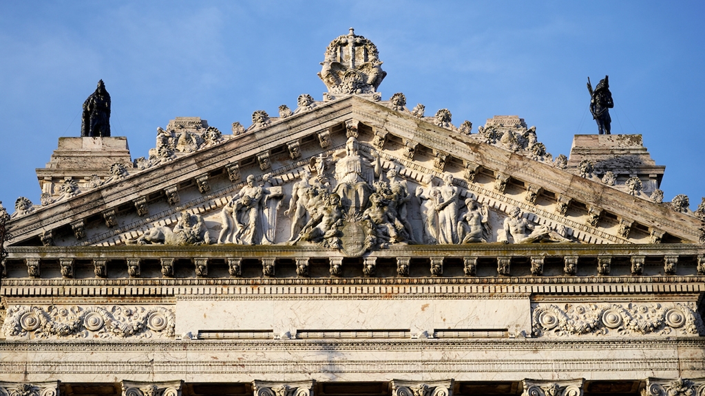 Esculturas de indios Abayubá y Zapicán en el Palacio Legislativo. Foto: Javier Calvelo / adhocFOTOS