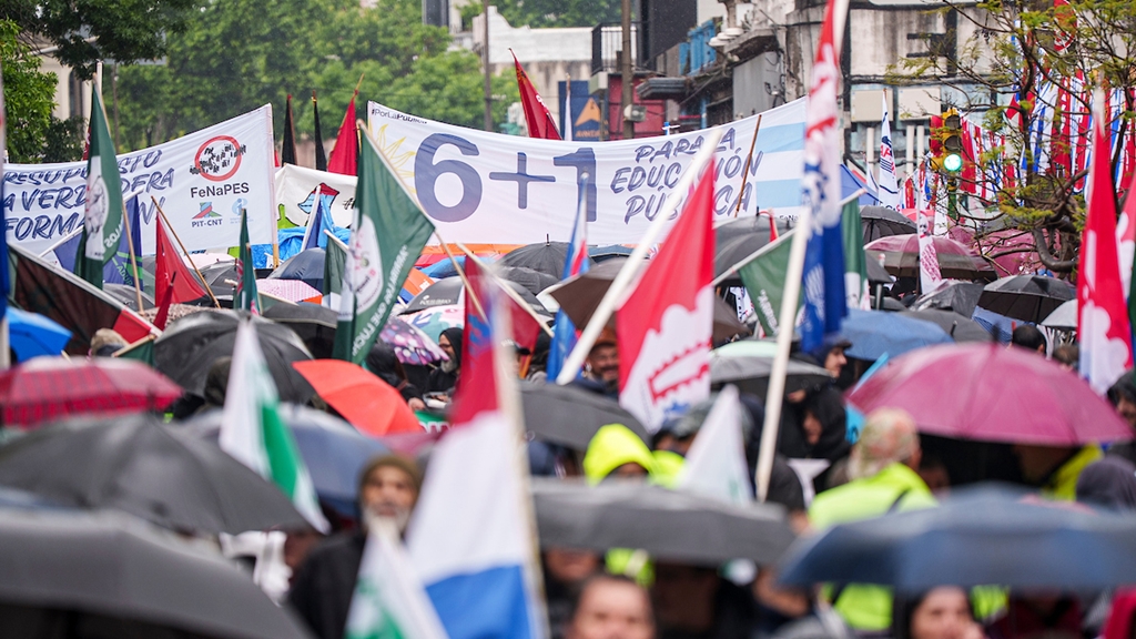 Paro general parcial y movilizacion del PIT-CNT en reclamos de trabajo, salario y presupuesto. Foto: Mauricio Zina / adhocFOTOS