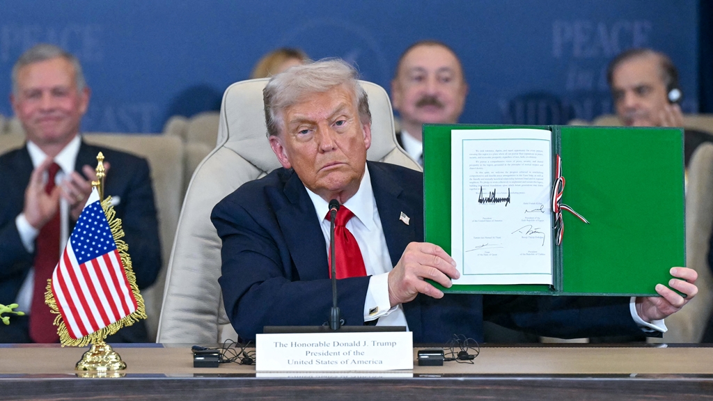 El presidente Donald Trump firmó una declaración junto a Catar, Turquía y Egipto que garantiza el acuerdo entre Israel y Hamás para poner fin a la guerra en Gaza. Foto: AFP