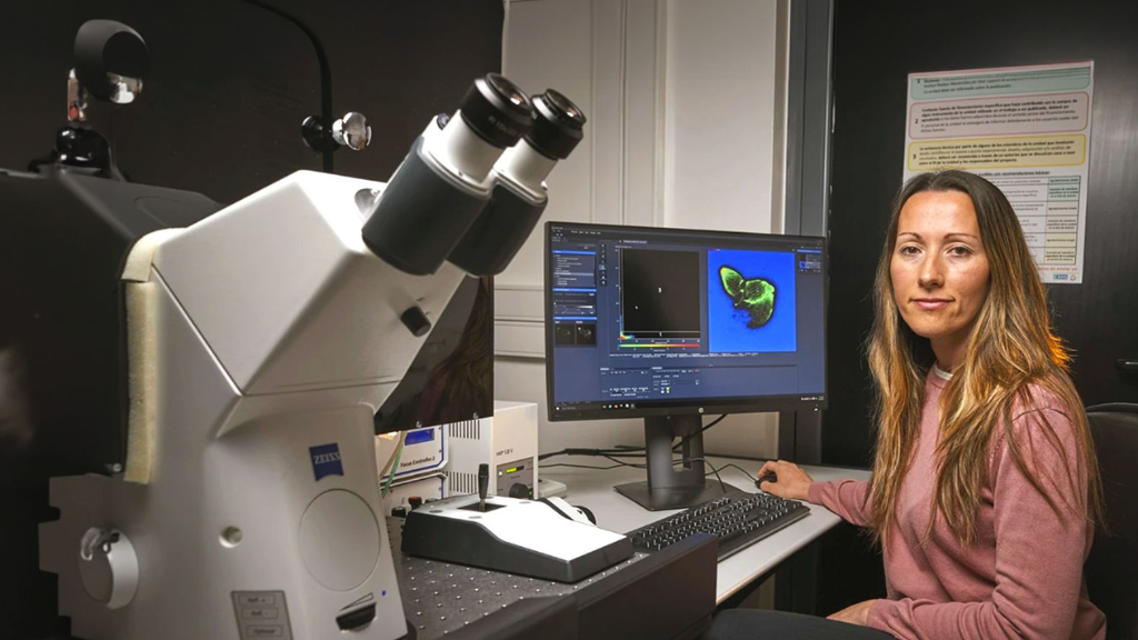 María Eugenia Francia, científica ganadora del premio "Mujeres por la Ciencia", en laboratorio junto a una computadora y un microscopio