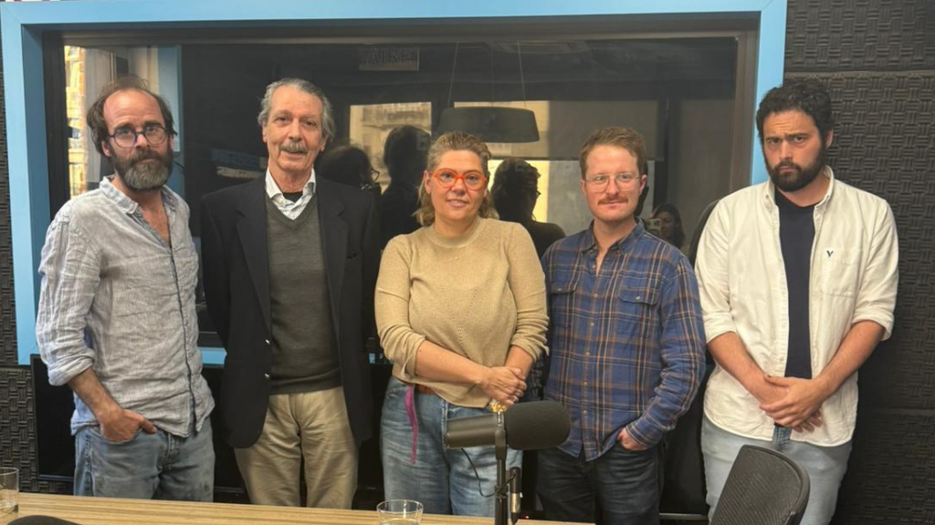 Invitados y conductores de Nunca discutimos en estudio de radio el domingo 26 de octubre