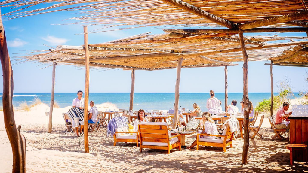 Restaurante en la playa con gente almorzando en José Ignacio